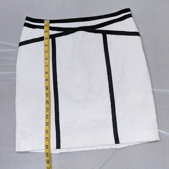 Ann Taylor Textured Knit White & Black Skirt - CLOSET CLOSING  - Picture 6 of 11